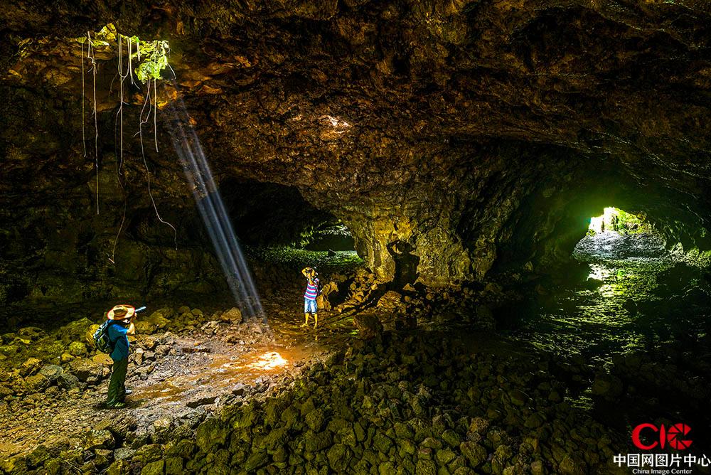 熔洞摄影人。 在火山口荣堂村，有一组溶洞，号称72洞。经常有摄影人入洞控幽，正午的阳光 从洞外直射进洞，打出明亮的光柱。