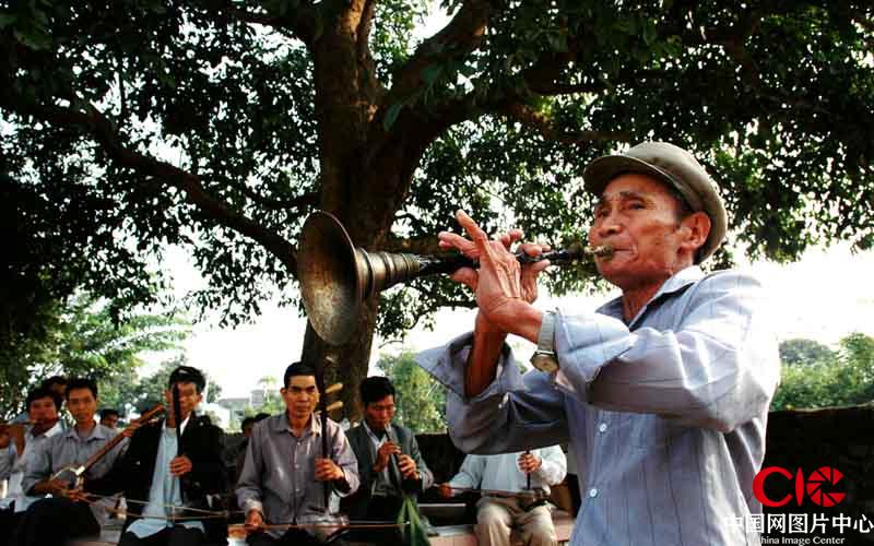 村中八音表演隊。石山地區的八音隊在海南相當有名，每個村裏都有一個這樣的農民樂隊，每遇節慶，他們都會出來表演。
