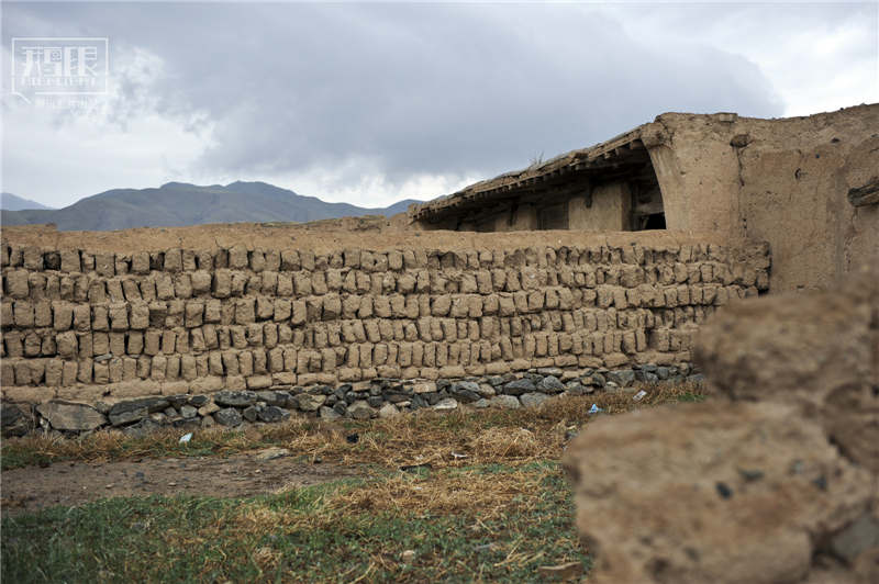 当地是干旱少雨地区,居民家的房屋院墙都是黄土或泥砖夯制而成.