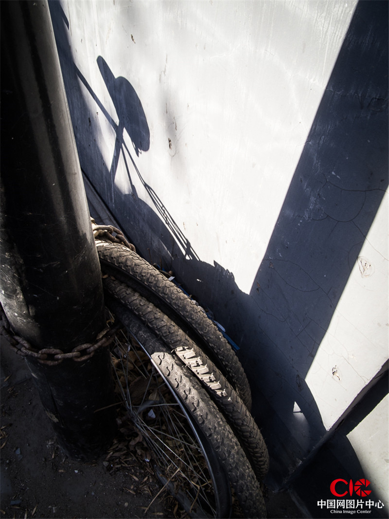 我拍攝了這些荒棄在衚同裏的自行車，拍攝過程中，我的某段記憶不斷被激活。而更多的人行色匆匆，已經無暇回憶了。攝影：汪力迪