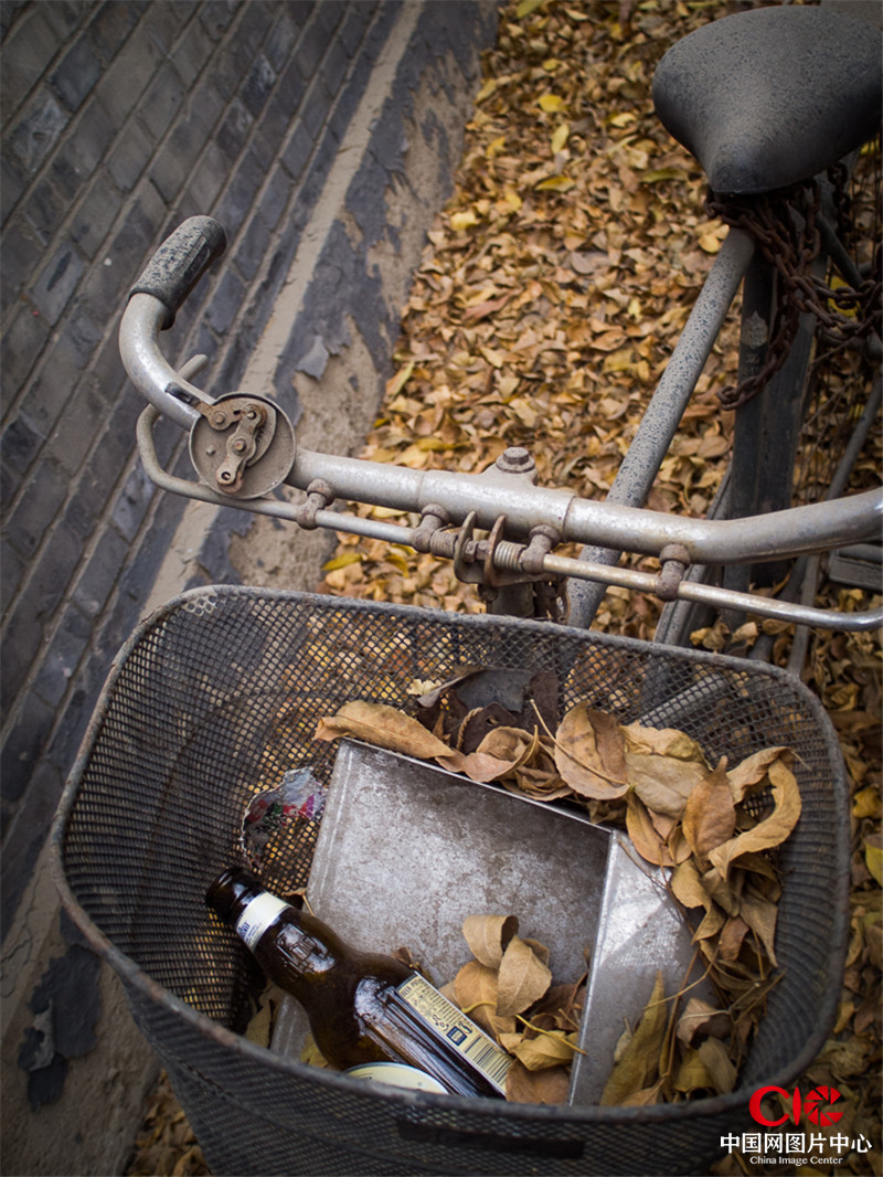 我拍摄了这些荒弃在胡同里的自行车，拍摄过程中，我的某段记忆不断被激活。而更多的人行色匆匆，已经无暇回忆了。摄影：汪力迪
