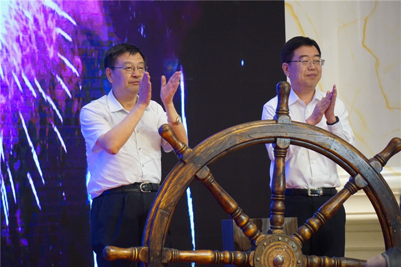 国家旅游局副局长杜江和唐山市委书记焦彦龙共同开启二十一届中国北方旅游交易会帷幕。 
