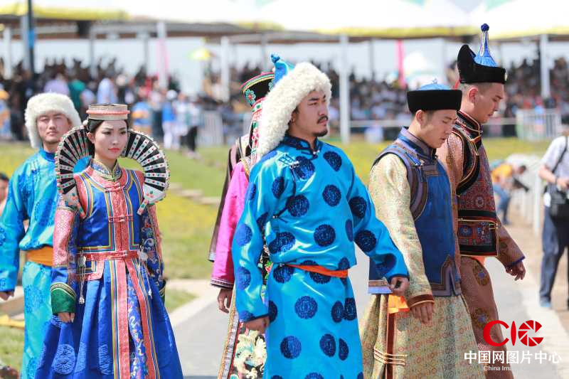 蒙古族部落服饰代表队  敖晓六摄