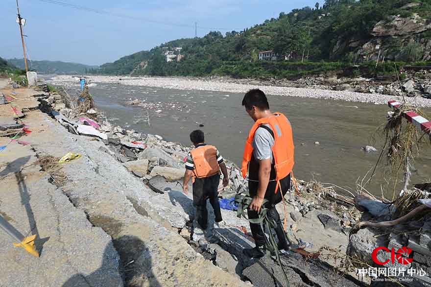 經歷特大洪水的邢臺坡底水文站，道路和水文設施損壞嚴重，工作人員沿河巡查維修。