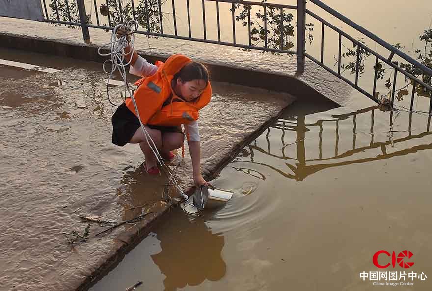 23歲的張靜思正在取水樣。今年5月份她來到朱莊水庫水文站，經歷的洪災讓她懂得了水文人的責任和擔當。