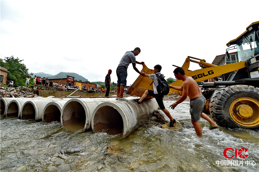 8月5日，武安市马家庄乡马家庄村，党员干部在抢修被水冲毁的临时桥梁，打破“孤岛”现状。