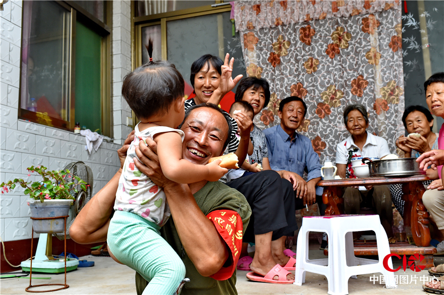 8月4日，磁县五里河村，党支部书记赵金文和他的“临时大家庭”聚在了一起。洪灾中，他安全转移数十名群众，自己家也成了灾民安置点。