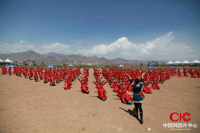 500名学生表演蒙古族安代舞