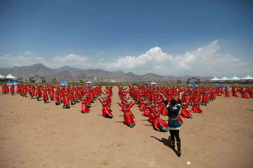 500名学生表演蒙古族安代舞 敖晓六