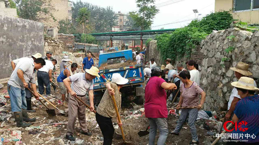 中西佐、前西佐和607社區的黨員、幹部和部分群眾組成救災應急突擊隊，到轄區內清理垃圾。