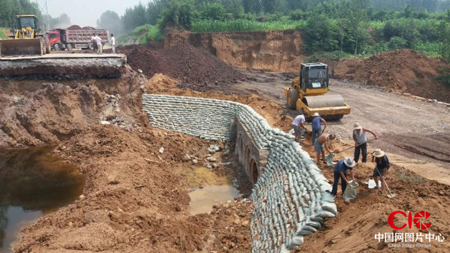 峰峰鎮上下幹群奮力搶修青蘭高速公路，僅用三天時間實現了臨時通車。
