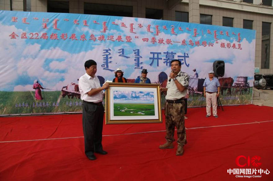 内蒙古旅游摄影家协会主席额博向东乌旗赠送摄影作品 敖晓六