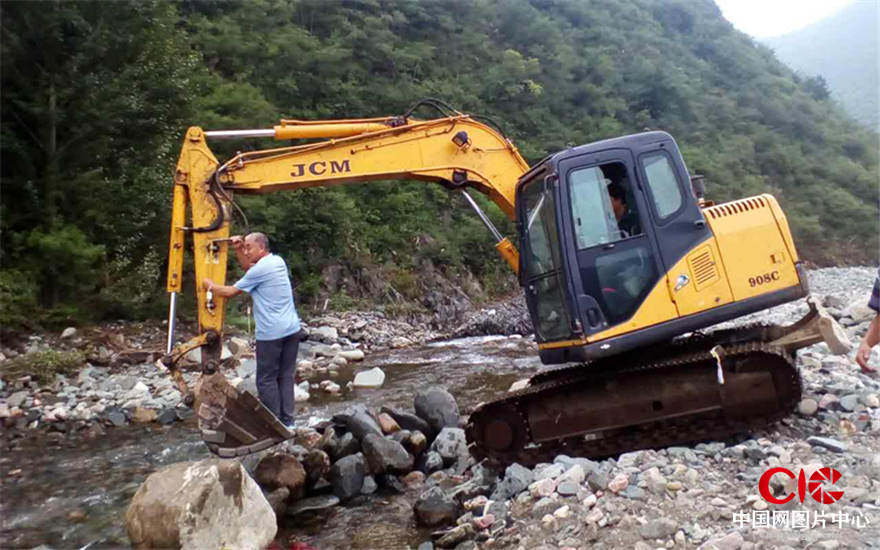 8月10日侯家莊鄉大鵝石村村民正在加緊修建入村道路。翟麗 桑彥強 攝 