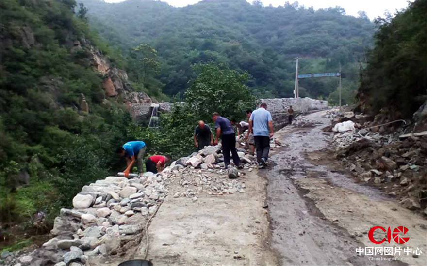 8月10日侯家莊鄉大鵝石村村民正在加緊修建入村道路。翟麗 桑彥強 攝