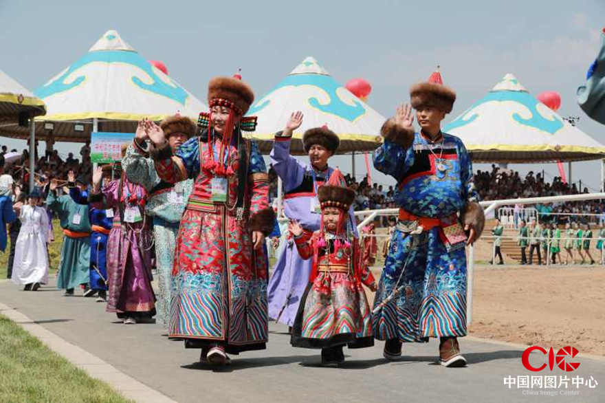 蒙古族部落服饰代表队  敖晓六 摄