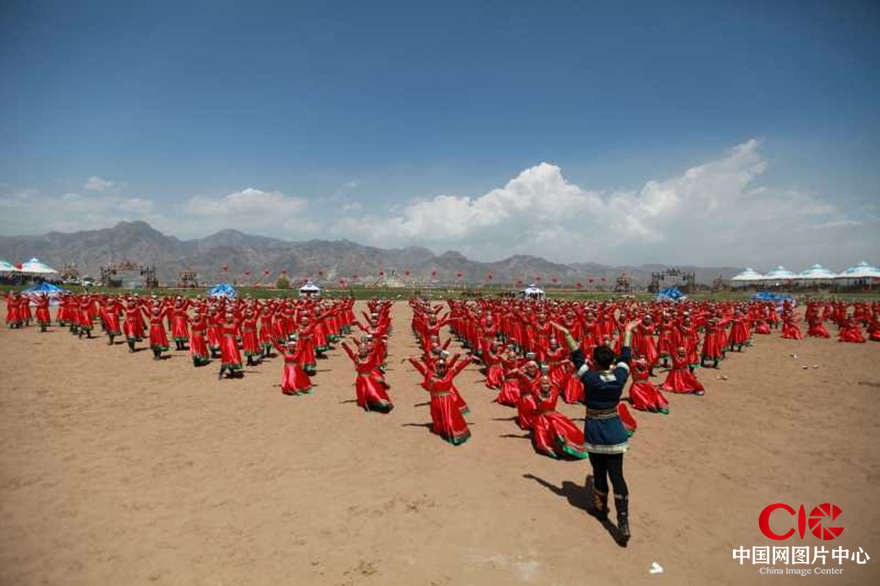 500名学生表演蒙古族安代舞 敖晓六 摄