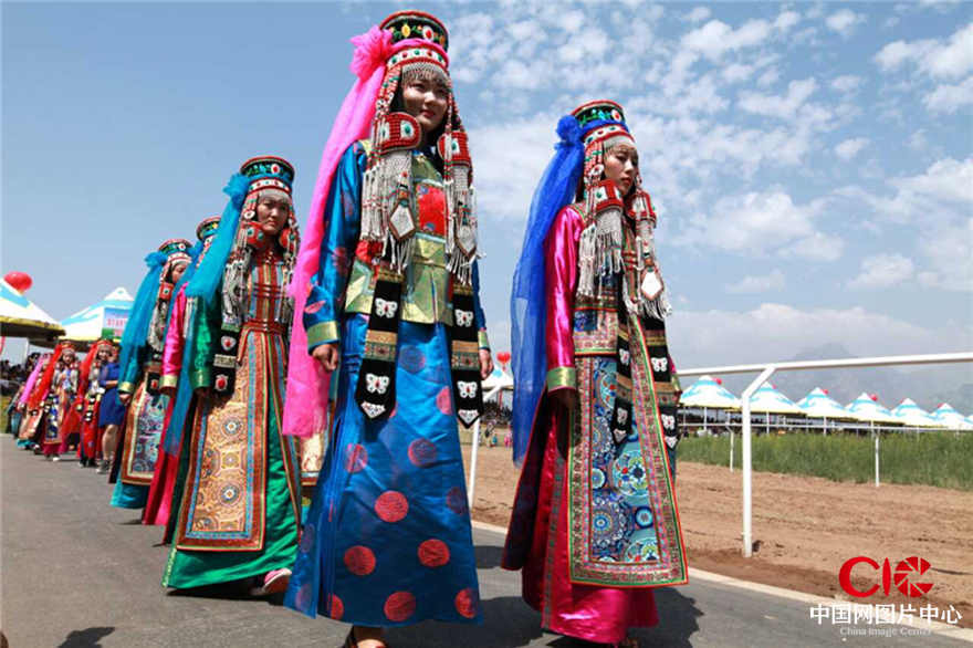 蒙古族部落服饰代表队  敖晓六 摄