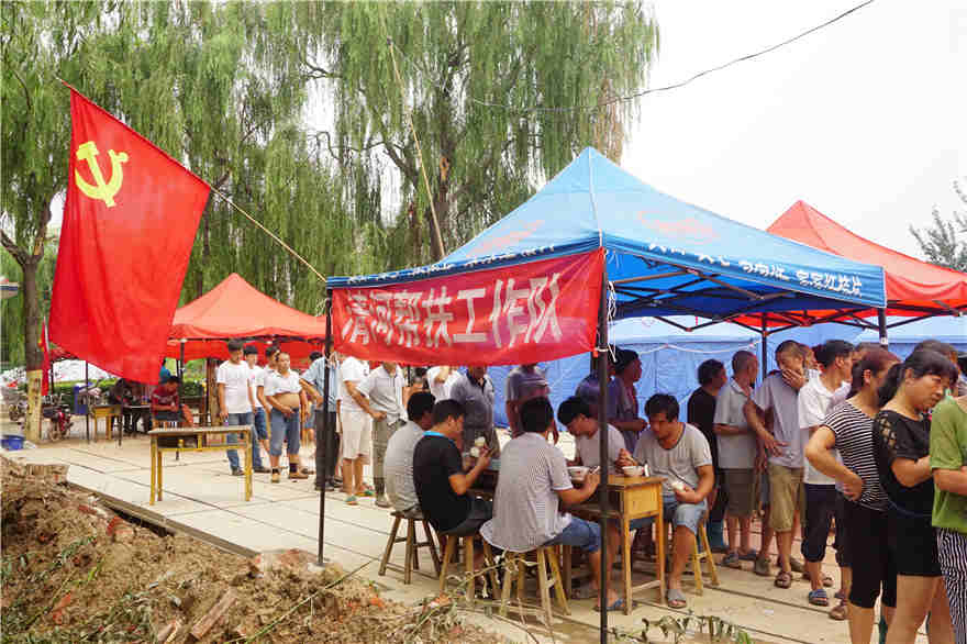 村裏組織了人員為來自清河縣以及鄰村等幫扶志願者們提供午餐。