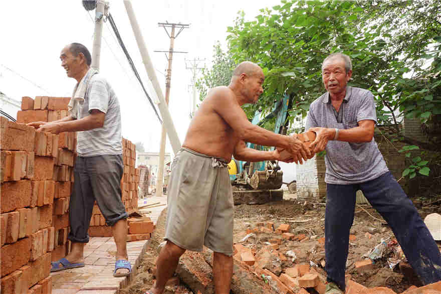 一方有難八方支援。這三位超過60歲來自鄰村的鄉親也趕來進行援助。