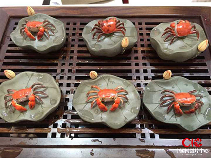 北京展台展出的栩栩如生的小螃蟹茶宠