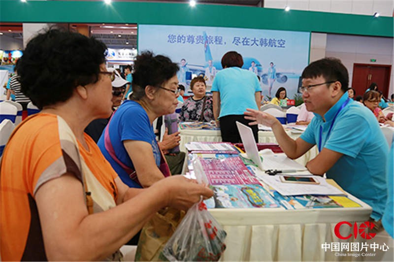 很多市民来到旅博会咨询旅游线路，为“两节”出游做打算