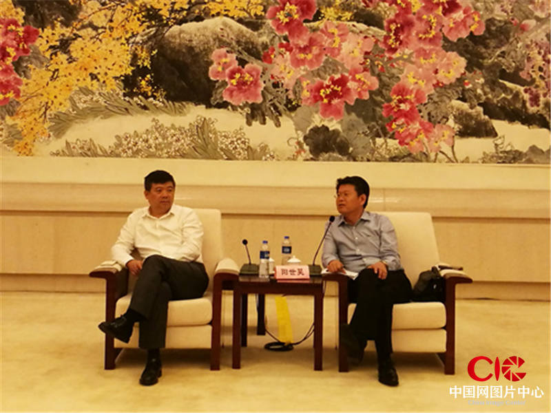 天津市旅游局局长阳世昊（左一）出席