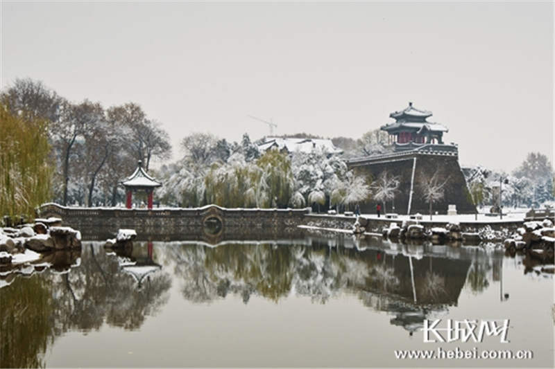 叢臺公園建築群之武靈叢臺側雪景。 美麗河北辦公室/供圖