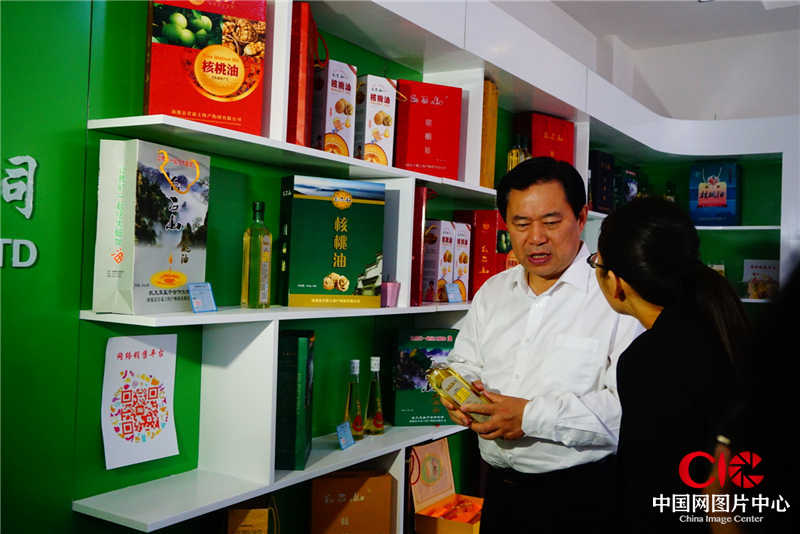河北省副省长王晓东（左一）与村民交流，了解荆山口村农产品销售情况。 陈勇 摄