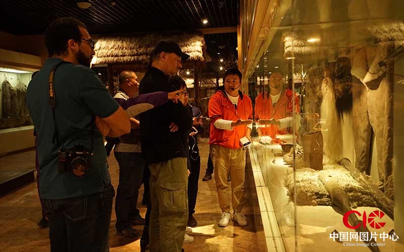 中外媒体摄影采风团参观查干湖渔猎文化博物馆