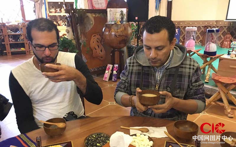 美国媒体摄影师Ramon Fernandez与埃及媒体摄影师Hosam Farouk品尝当地特色奶茶