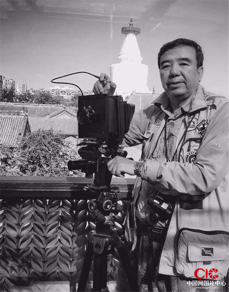 额博怀着崇敬的心情，在元大都白塔寺拍摄 王玉科摄影