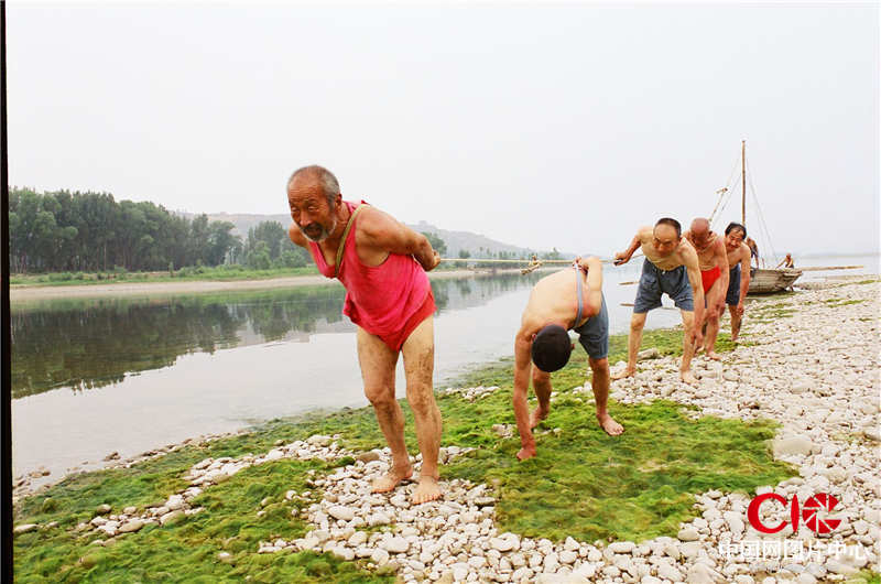 黄河纤夫 额博摄  