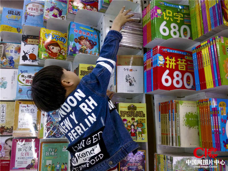 2016.4  石市北國談東店。超市的書攤，小男孩選擇自己喜歡的書籍。