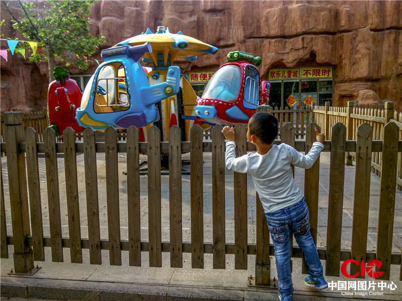 2016.5  石市世紀公園。兒童遊樂場的小飛機是孩子的嚮往。