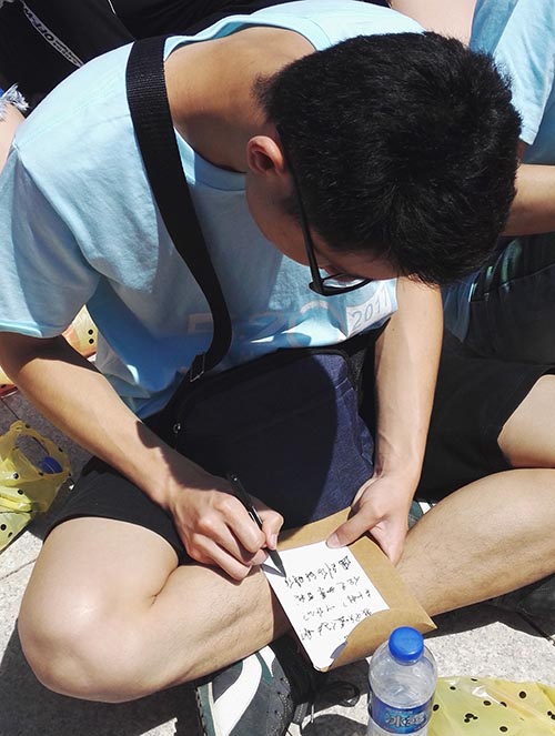 活动参与者在五彩的信纸上写下憧憬美好爱情的定情信