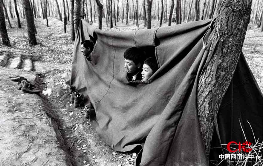 1982.08 简易帐篷里的士兵