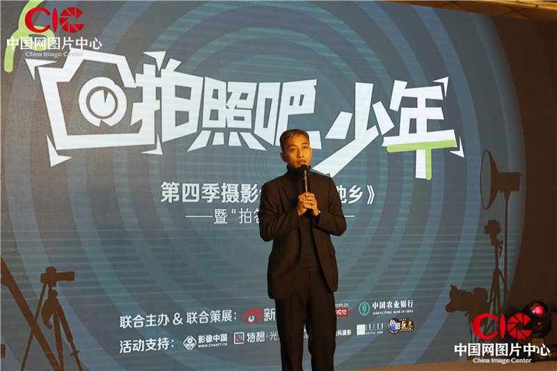 新浪網副總裁、新聞總編輯周曉鵬在開幕式上致辭。